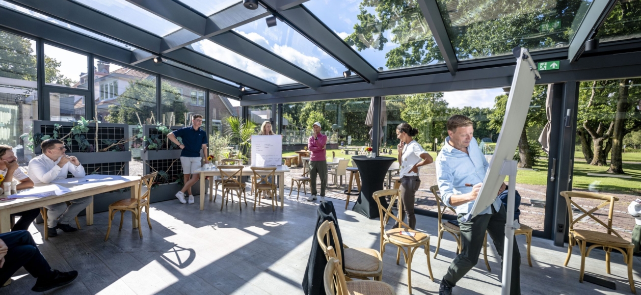 Trainer begeleidt het inzetten van creatieve tools